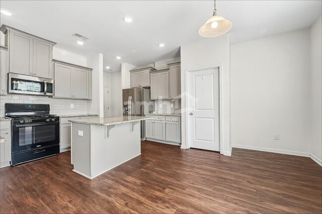 Building Photo - 518 Bush Dr