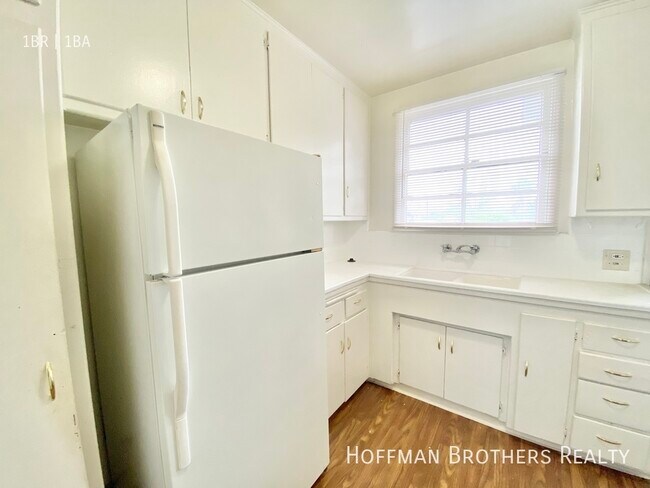Foto del edificio - 5757 Willowcrest Ave