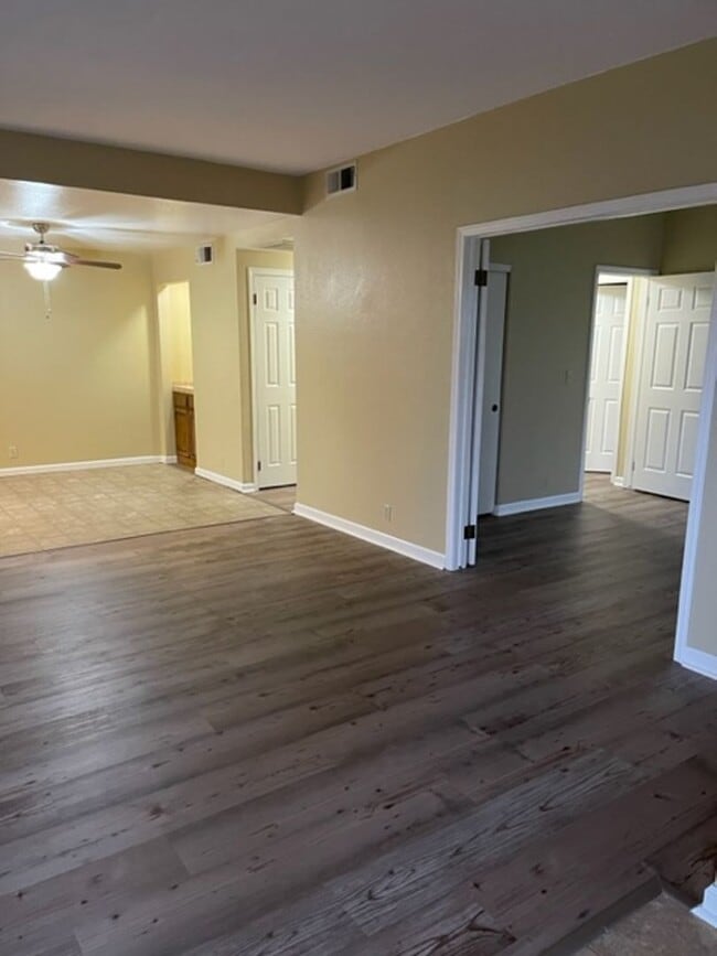 Building Photo - Beautiful Bottom Floor Unit in Ridgecrest Condos! Month to Month Lease!