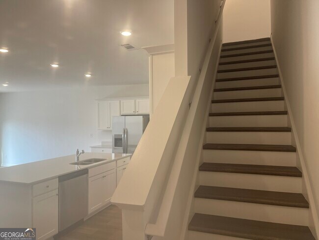 Foto del edificio - 109 Milledge Cmns Dr NE