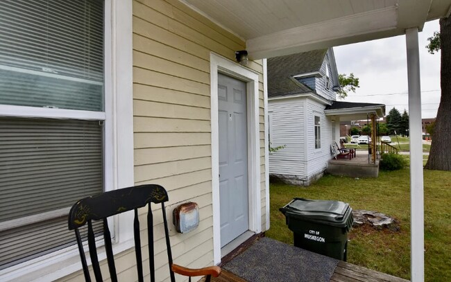 Building Photo - 1536 Jiroch St