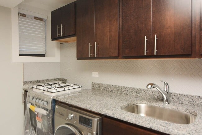 Building Photo - 438 W Belden Ave