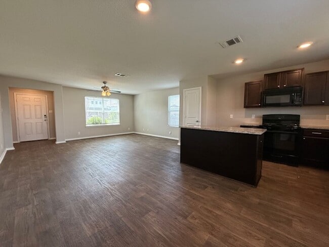 Building Photo - Move in Ready 3 Bedroom Two-story Home