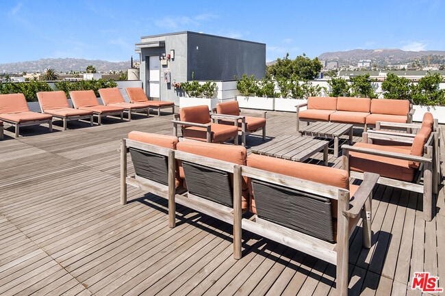 Building Photo - 521 N Gramercy Pl