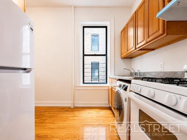 Building Photo - King-Size 2 Bed with Laundry in Elevator Building