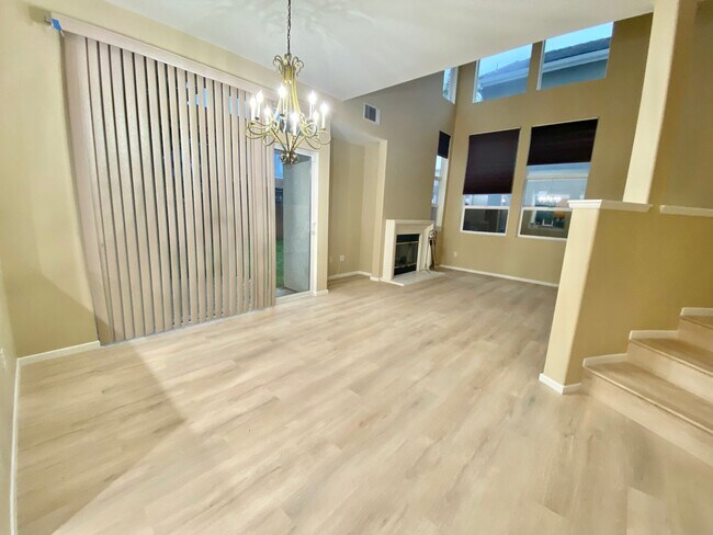 Building Photo - Spacious 3 Bed 2.5 Bath with a loft Ventur...