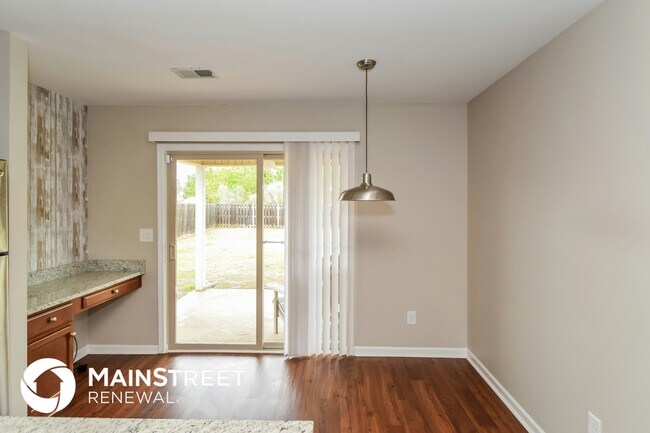 Foto del edificio - 9223 Radford Pl