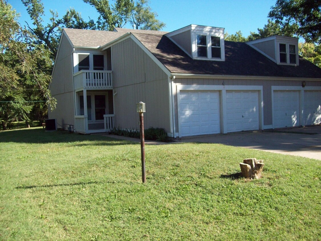 Primary Photo - 708 S Maize Ct