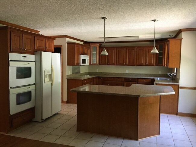 Building Photo - 4 Bedroom 2.5 Bath home in Taylors