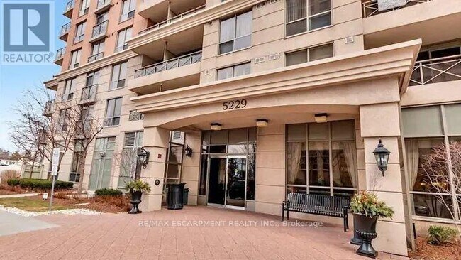 Photo du bâtiment - 5229 Dundas St W