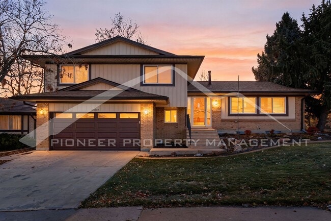 Spacious Home with 2 Car Garage and Fenced... - Spacious Home with 2 Car Garage and Fenced...