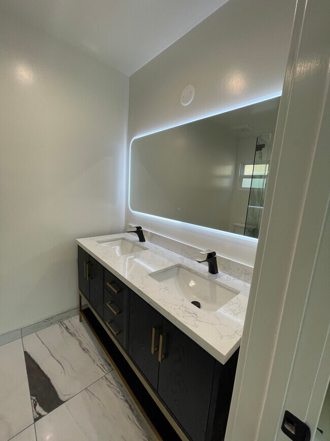Baño principal - 1049 Davis Ave