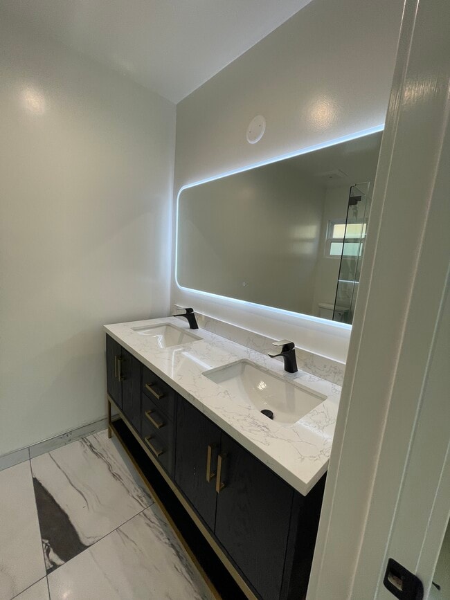 Master Bathroom - 1049 Davis Ave