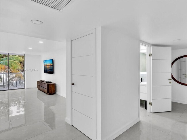 Foto del edificio - 10000 W Bay Harbor Dr