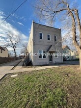 Building Photo - 1513 Des Moines St