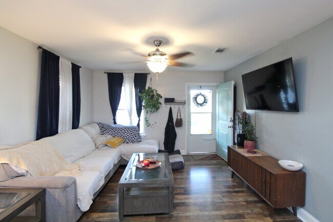Foto del edificio - Pensacola 2BR, 2BA Home Near Downtown with Stainless Steel Appliances, Oversized Primary Bedroom,...