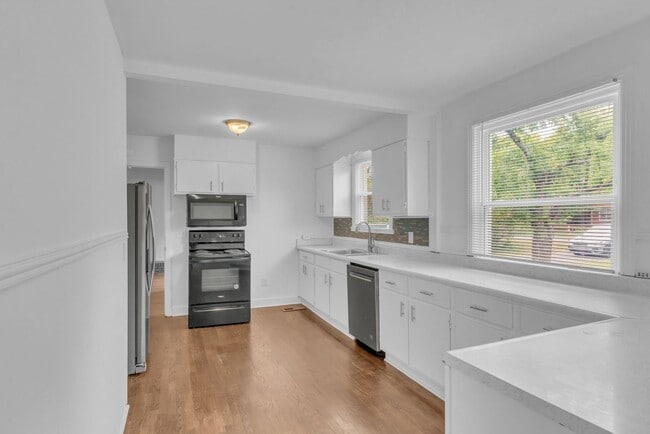 Building Photo - Renovated 4 Bed/ 2 Bath plus office in Mad...