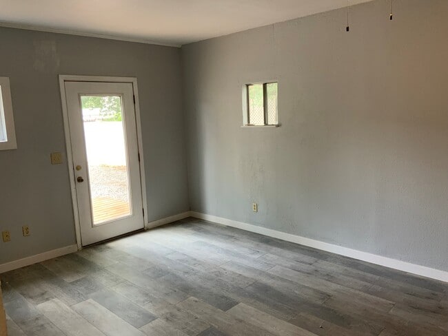 Building Photo - 137 N Cherry St