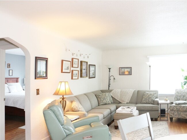 Building Photo - Furnished Monmouth Home - All Utilities in...