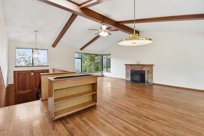 Building Photo - 3bd/2ba Bellevue Home