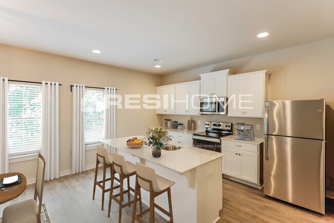 Building Photo - 10930 Woodland Dr