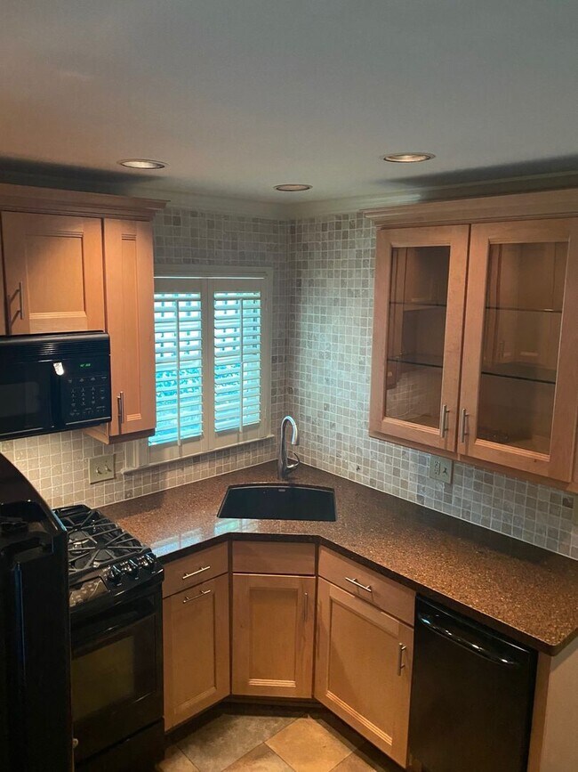 Foto del edificio - 1783 Piedmont Way- MANAGEMENT ENDS 12-31-23