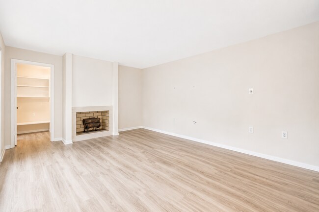 Building Photo - 1304 13th Ln