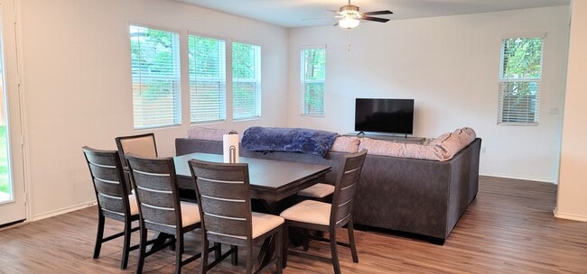 Building Photo - 1100 Winnie Dr