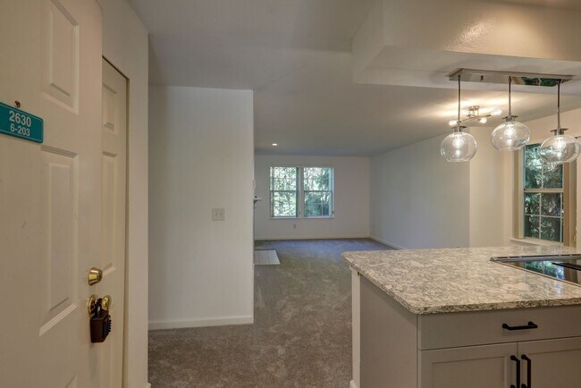 Foto del edificio - Charming Updated 2 Bedroom 2 Bathroom Bellevue Condo