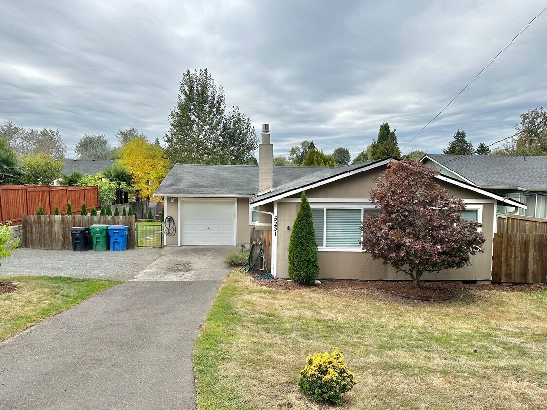 Primary Photo - Beautiful, Spacious 3 bed home + Patio/Ful...