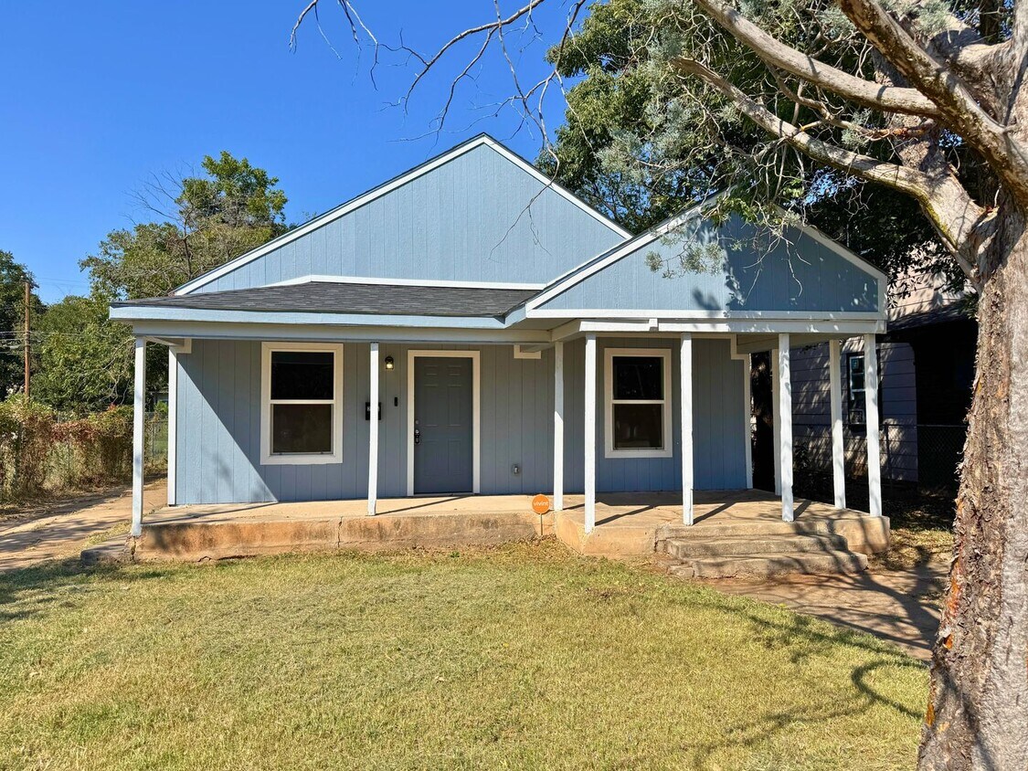 Foto principal - Fully Remodeled 3 Bed 2 Bath In Floral Hei...