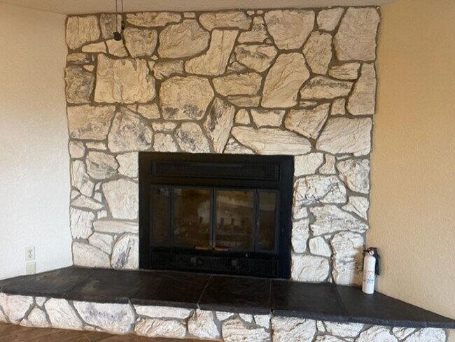 Building Photo - Beautiful Home with Views - Contact Proper...