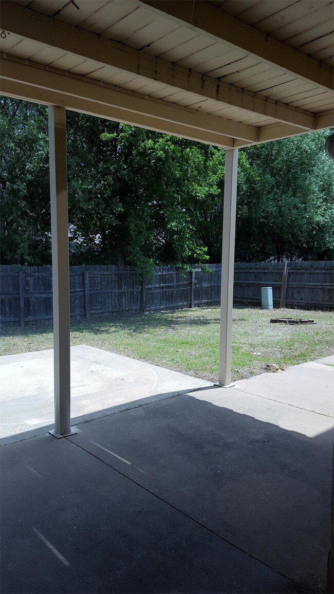 Building Photo - 2309 N Lakeview Ct