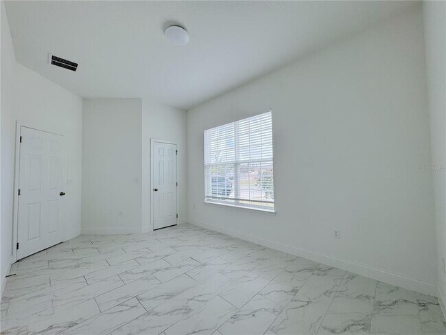 Building Photo - 725 Dennis Ave