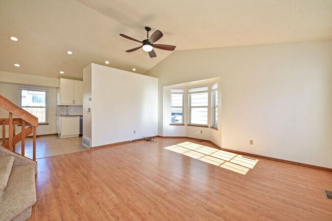 Building Photo - Updated 3bed 3bath home in D20 Schools!