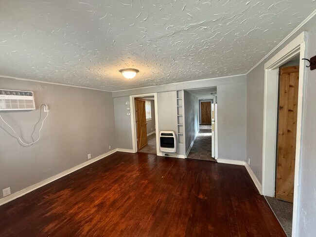 Foto del edificio - Newly Renovated 2 Bed / 1 Bath Grandview Home with Hardwood Floors & Deck