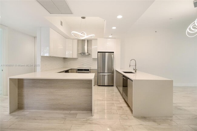 Foto del edificio - 14951 Royal Oaks Ln