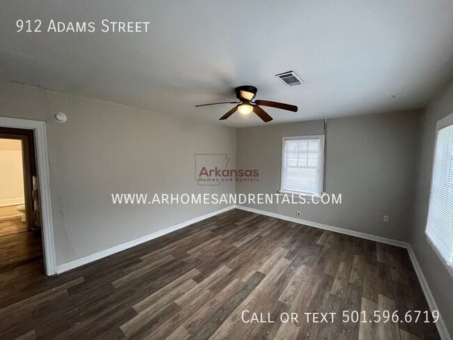 Building Photo - 912 Adams St