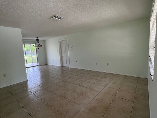 Building Photo - ** Annual ** 2 Bed / 2 Bath ** Single Fami...