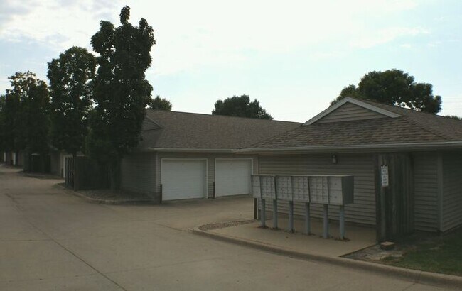 Building Photo - $910 | 2 Bedroom, 1 Bathroom Condo | Pet F...