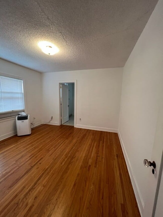 Building Photo - 2 Bedroom-1 Bathroom Single Story Home in ...