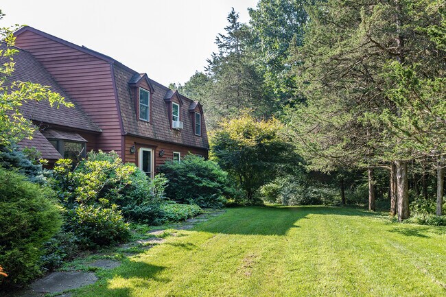 Building Photo - 24 Quaker Ridge Rd