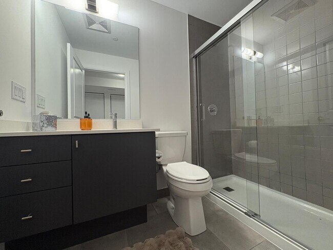 Building Photo - 2 Bed Condominium in Oakville