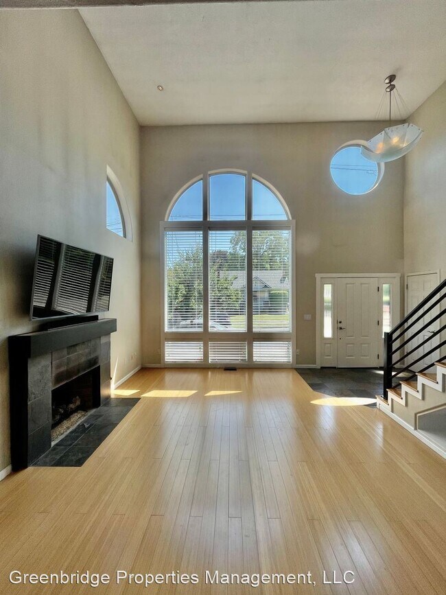 Building Photo - 3 br, 4 bath House - 519 S Vermont St.