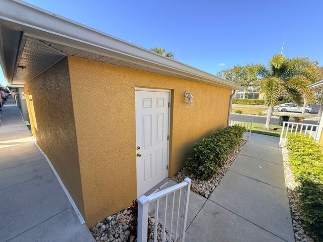 Building Photo - Waterfront Condo 3/2/1 - FULLY FURNISHED! - (Available annually or monthly)