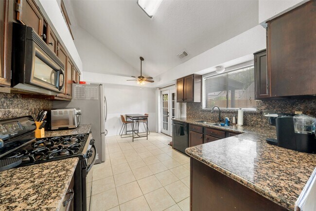 Building Photo - 10035 Red Wolf Ln