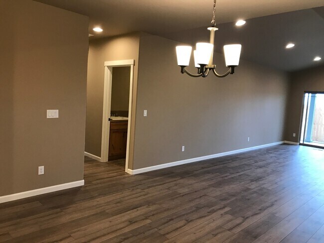 Foto del edificio - Single Level Home 3 Bedroom / 2 Bathroom in NW Redmond Oregon