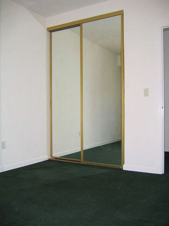 Foto del edificio - WHAT’S SPECIAL COMFORTABLE SHARED SPACE BRIGHT OPEN-CONCEPT LAYOUT DINING AREA SPACIOUS TOWNHOUSE...