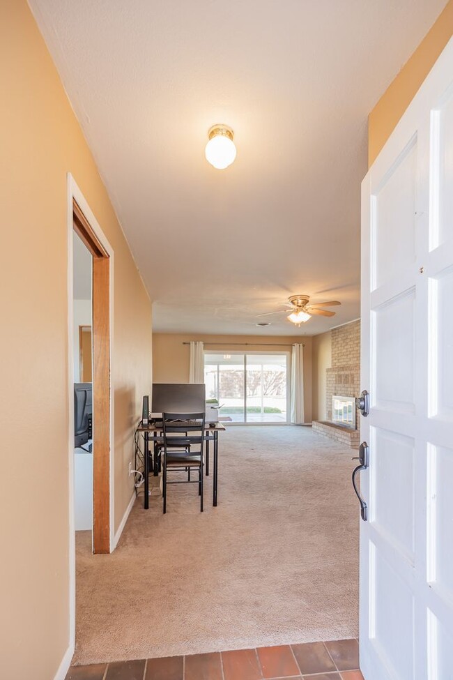 Building Photo - Pet Friendly 3 Bed 2 Bath - Large Backyard!