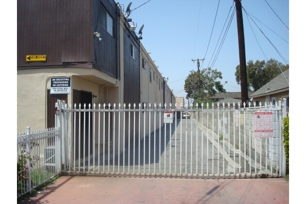 Foto del edificio - 16131 Eucalyptus Ave